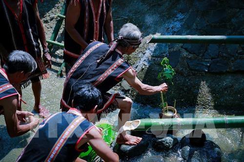 Lễ cúng bến nước của đồng bào dân tộc Gia Rai