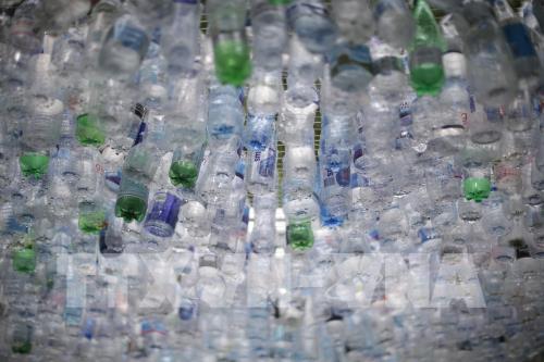 Cận cảnh ngôi nhà độc đáo từ 15.000 chai nhựa tại London