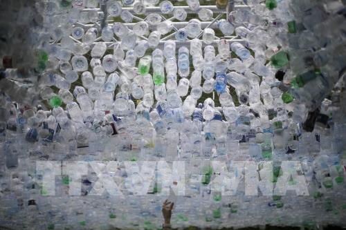 Cận cảnh ngôi nhà độc đáo từ 15.000 chai nhựa tại London