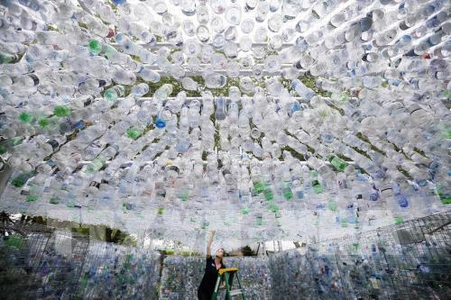 Cận cảnh ngôi nhà độc đáo từ 15.000 chai nhựa tại London