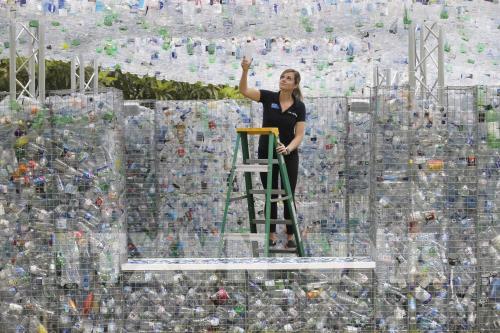 Cận cảnh ngôi nhà độc đáo từ 15.000 chai nhựa tại London