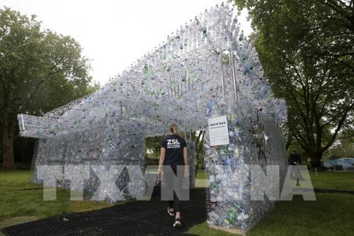 Cận cảnh ngôi nhà độc đáo từ 15.000 chai nhựa tại London