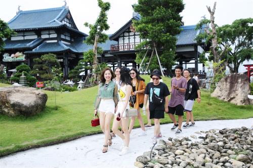 Nhà nhà tìm về Hạ Long là để vui chơi ở chốn này đây