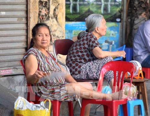 Mưu sinh ngày nắng nóng ở Hà Nội