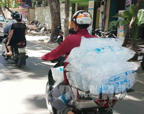 Mưu sinh ngày nắng nóng ở Hà Nội