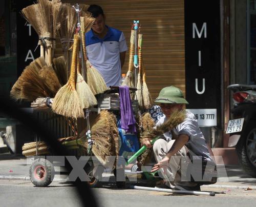 Mưu sinh ngày nắng nóng ở Hà Nội