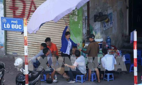 Mưu sinh ngày nắng nóng ở Hà Nội