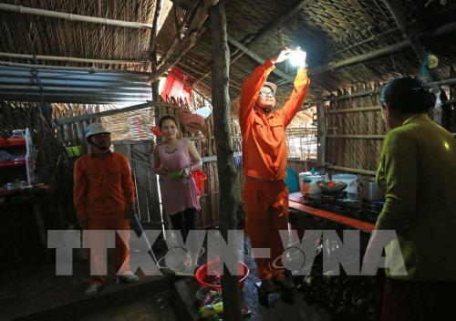 Huy động các nguồn lực đầu tư cấp điện mới đến với người dân vùng khó