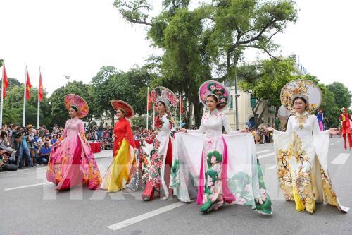 Tưng bừng lễ hội đường phố tại Phố đi bộ hồ Gươm