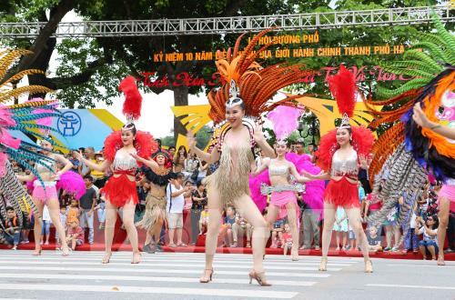 Tưng bừng lễ hội đường phố tại Phố đi bộ hồ Gươm