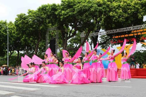 Tưng bừng lễ hội đường phố tại Phố đi bộ hồ Gươm