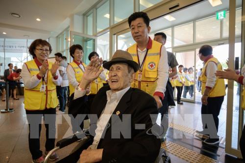 Hình ảnh đầu tiên đoàn tụ các gia đình ly tán trong Chiến tranh Triều Tiên