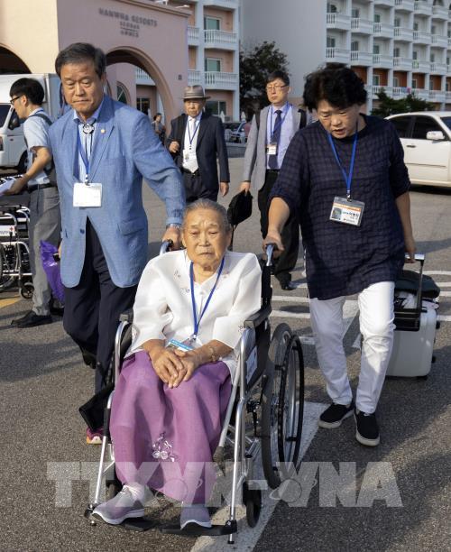 Hình ảnh đầu tiên đoàn tụ các gia đình ly tán trong Chiến tranh Triều Tiên