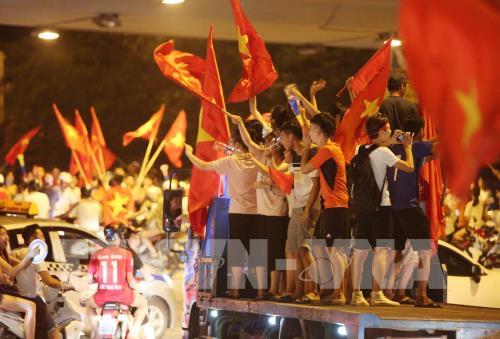Người dân cả nước ăn mừng chiến thắng lịch sử Olympic Việt Nam