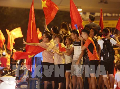 Người dân cả nước ăn mừng chiến thắng lịch sử Olympic Việt Nam