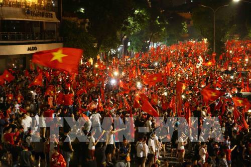 Người dân cả nước ăn mừng chiến thắng lịch sử Olympic Việt Nam