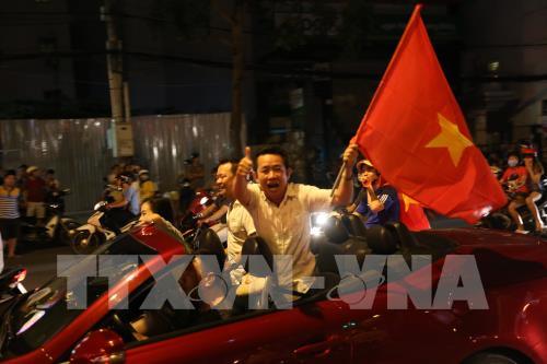 Người dân cả nước ăn mừng chiến thắng lịch sử Olympic Việt Nam