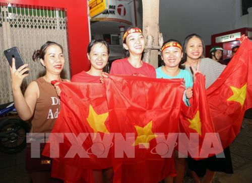 Người dân cả nước ăn mừng chiến thắng lịch sử Olympic Việt Nam