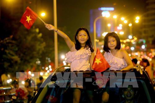 Người dân cả nước ăn mừng chiến thắng lịch sử Olympic Việt Nam