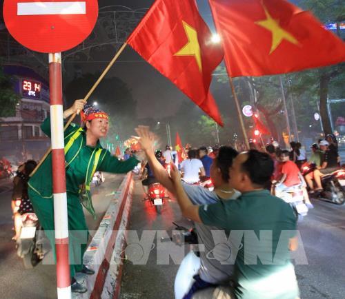 Người dân cả nước ăn mừng chiến thắng lịch sử Olympic Việt Nam