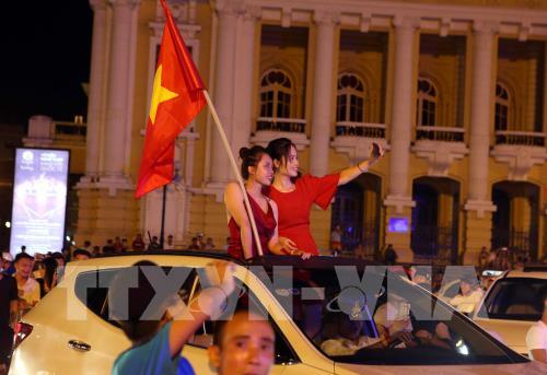 Người dân cả nước ăn mừng chiến thắng lịch sử Olympic Việt Nam