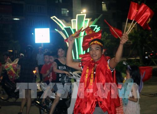 Người dân cả nước ăn mừng chiến thắng lịch sử Olympic Việt Nam