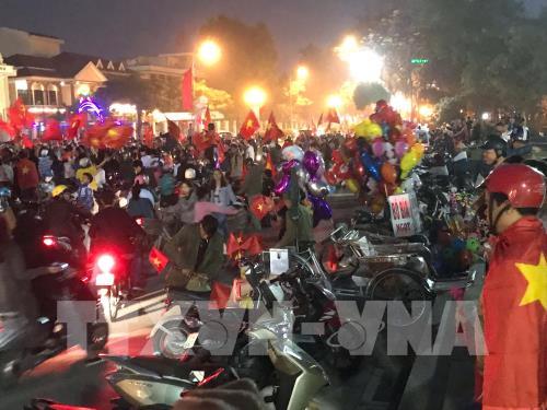 Người dân cả nước ăn mừng chiến thắng lịch sử Olympic Việt Nam