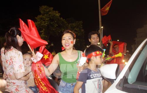 Người dân cả nước ăn mừng chiến thắng lịch sử Olympic Việt Nam