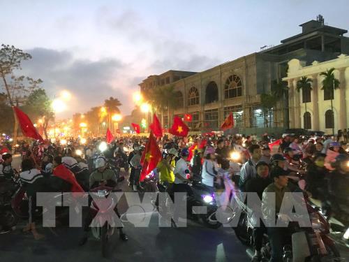 Người dân cả nước ăn mừng chiến thắng lịch sử Olympic Việt Nam