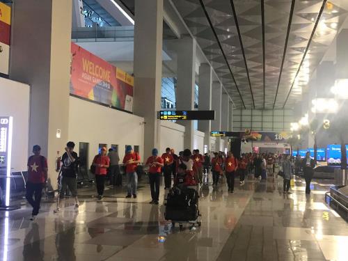 Hàng trăm cổ động viên đã có mặt tại Indonesia cổ vũ cho tuyển Việt Nam