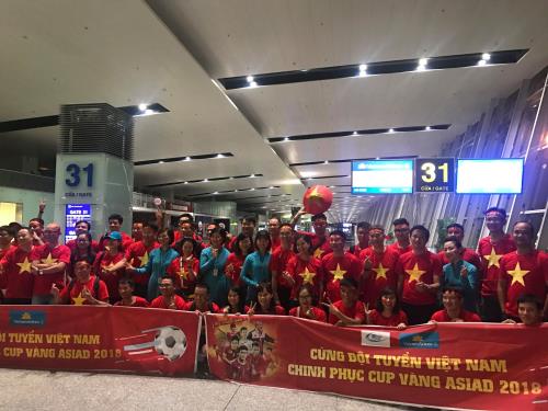 Hàng trăm cổ động viên đã có mặt tại Indonesia cổ vũ cho tuyển Việt Nam