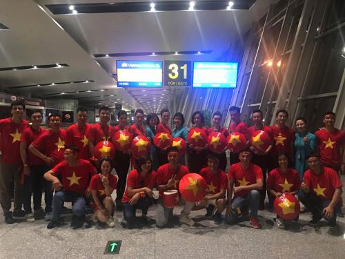 Hàng trăm cổ động viên đã có mặt tại Indonesia cổ vũ cho tuyển Việt Nam