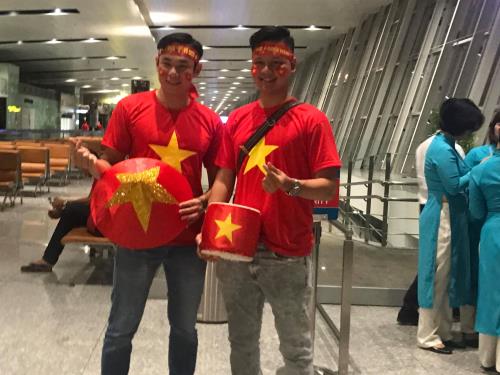 Hàng trăm cổ động viên đã có mặt tại Indonesia cổ vũ cho tuyển Việt Nam