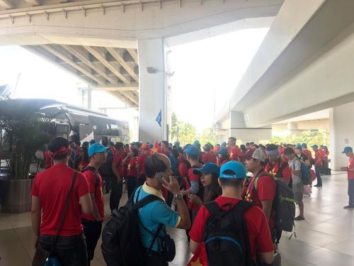 Hàng trăm cổ động viên đã có mặt tại Indonesia cổ vũ cho tuyển Việt Nam