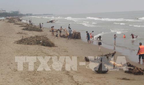 Biển Sầm Sơn bị rác bủa vây sau mưa lũ