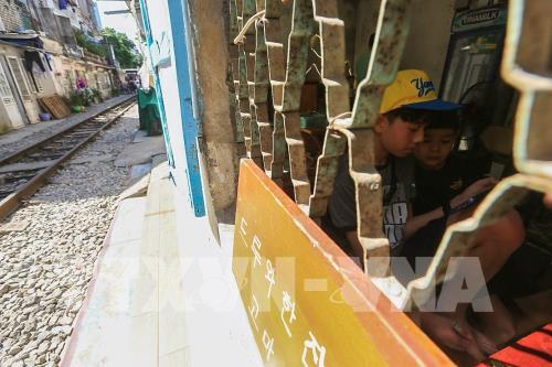 "Phố đường tàu" Hà Nội thu hút du khách