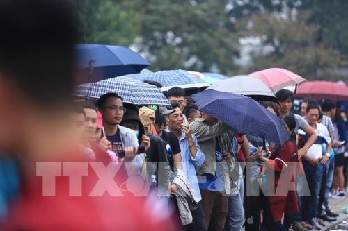 Cổ động viên chen chúc chờ mua vé xem AFF Cup 2018