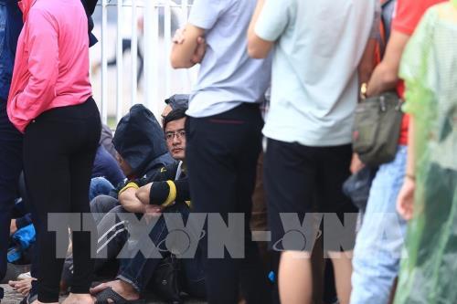 Cổ động viên chen chúc chờ mua vé xem AFF Cup 2018