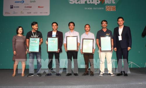 Trao Chứng nhận cho 5 dự án Startup xuất sắc nhất năm 2018. Ảnh: Tiến Lực /TTXVN