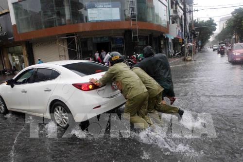 Đà Nẵng: Mưa lớn kéo dài, nhiều tuyến đường và nhà dân ngập nước