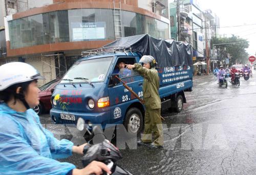 Đà Nẵng: Mưa lớn kéo dài, nhiều tuyến đường và nhà dân ngập nước