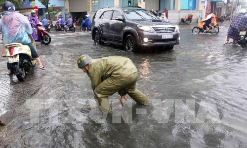 Đà Nẵng: Mưa lớn kéo dài, nhiều tuyến đường và nhà dân ngập nước