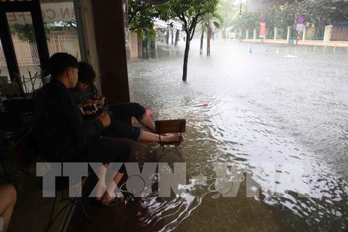 Đà Nẵng: Mưa lớn kéo dài, nhiều tuyến đường và nhà dân ngập nước