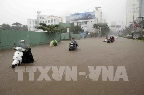 Đà Nẵng: Mưa lớn kéo dài, nhiều tuyến đường và nhà dân ngập nước