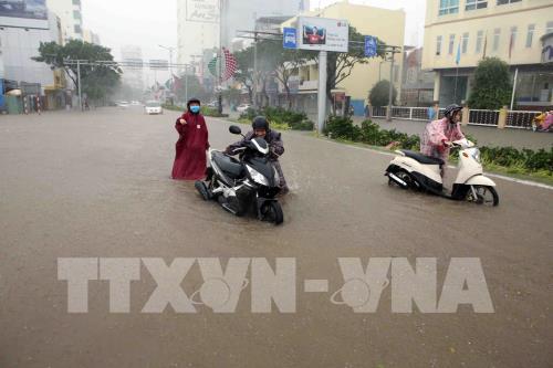 Đà Nẵng: Mưa lớn kéo dài, nhiều tuyến đường và nhà dân ngập nước