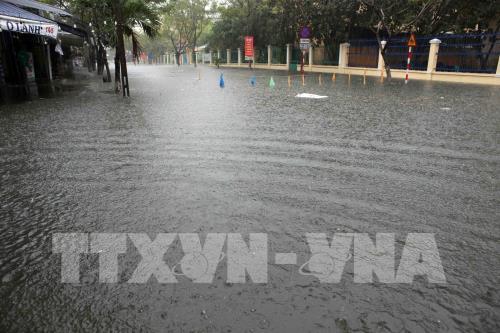 Đà Nẵng: Mưa lớn kéo dài, nhiều tuyến đường và nhà dân ngập nước