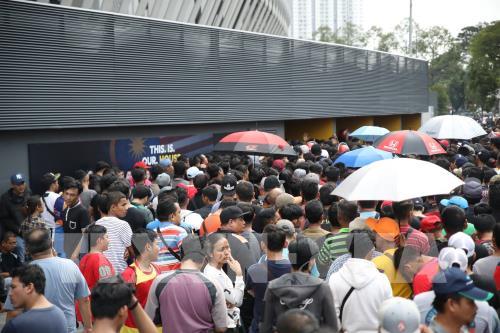 Cổ động viên Malaysia mệt mỏi vì mua vé trận Malaysia-Việt Nam