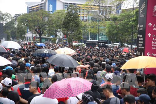 Cổ động viên Malaysia mệt mỏi vì mua vé trận Malaysia-Việt Nam