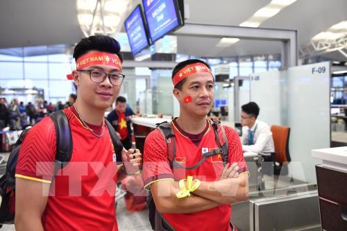Cổ động viên náo nức lên đường "tiếp lửa" cho đội tuyển Việt Nam