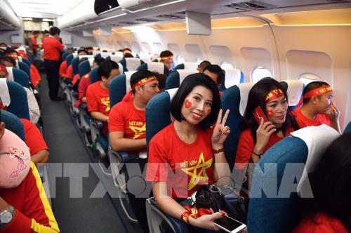 Cổ động viên náo nức lên đường "tiếp lửa" cho đội tuyển Việt Nam